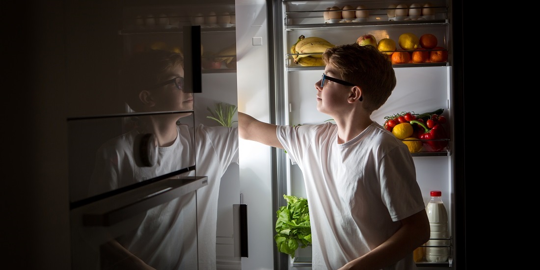 Spiseatferd. Bildet viser gutt på raid i kjøleskapet.