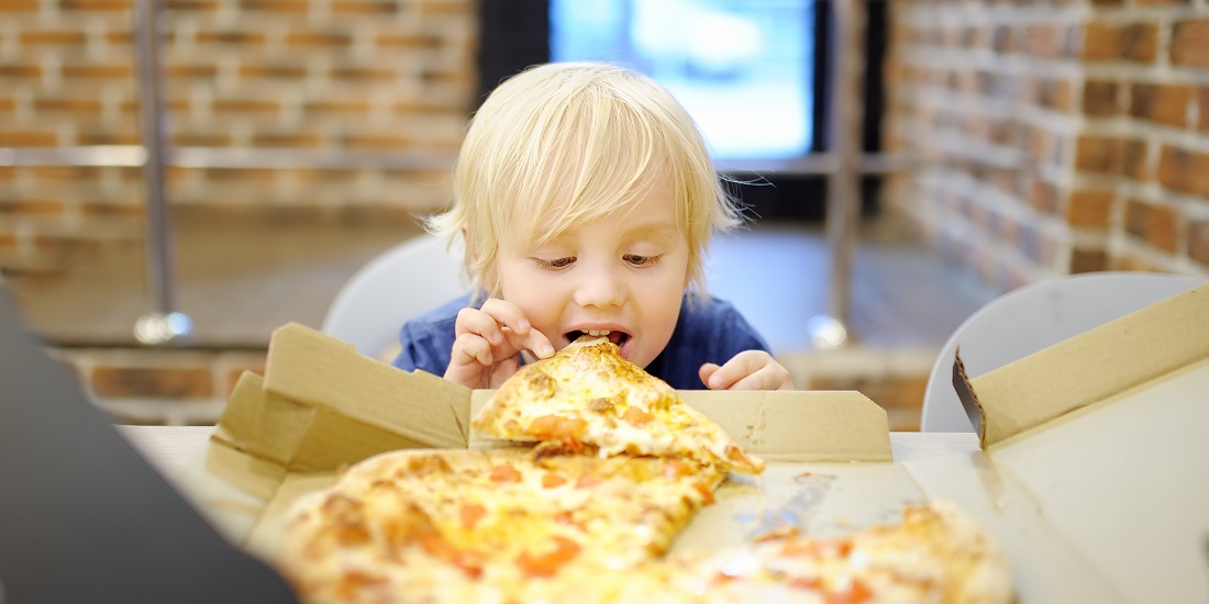 Spiseatferd. Bildet viser et barn med pizza.