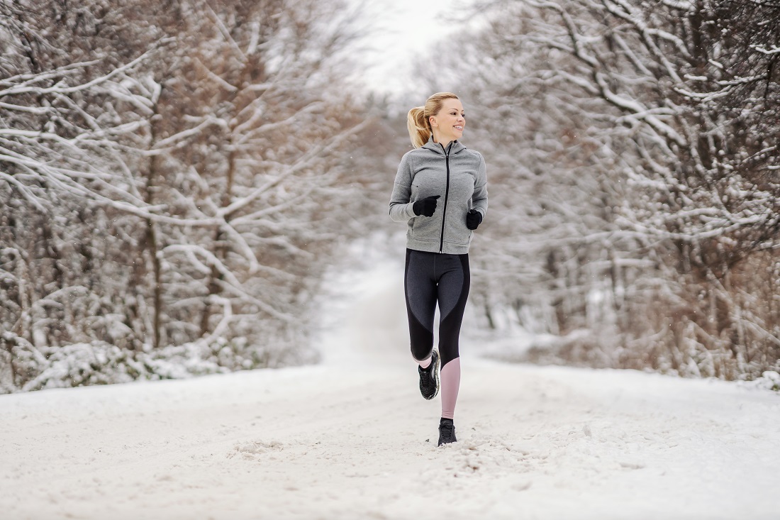 Fysisk aktive. Bildet viser kvinne som løper i vinterlandskap.