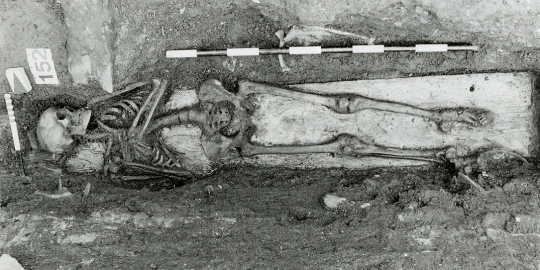 Skjeletter. Bildet viser et 800 år gammelt kvinneskjelett.