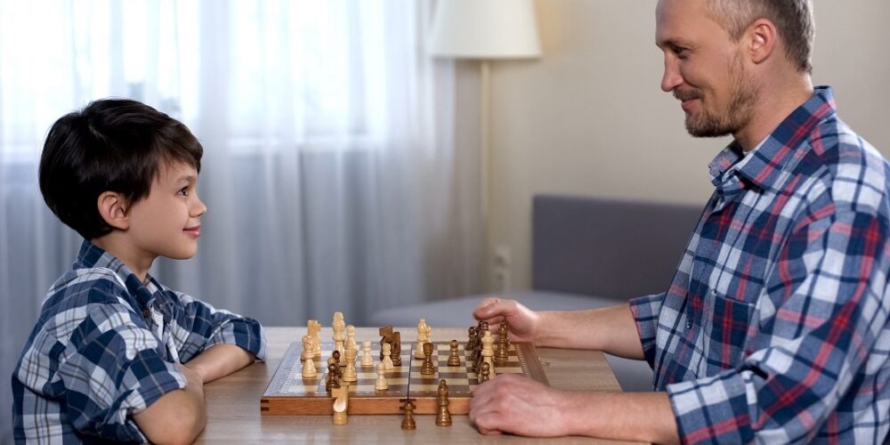 Hjernen. Bildet viser en gutt og en mann som spiller sjakk.