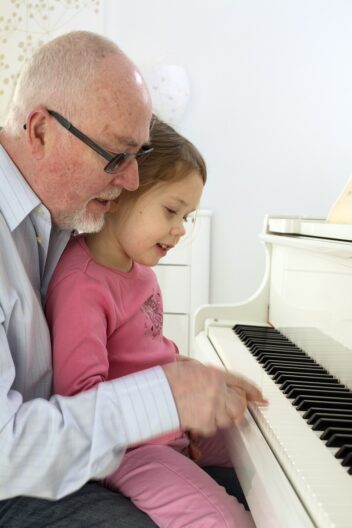 Hjernen. Eldre mann og lita jente spiller piano.