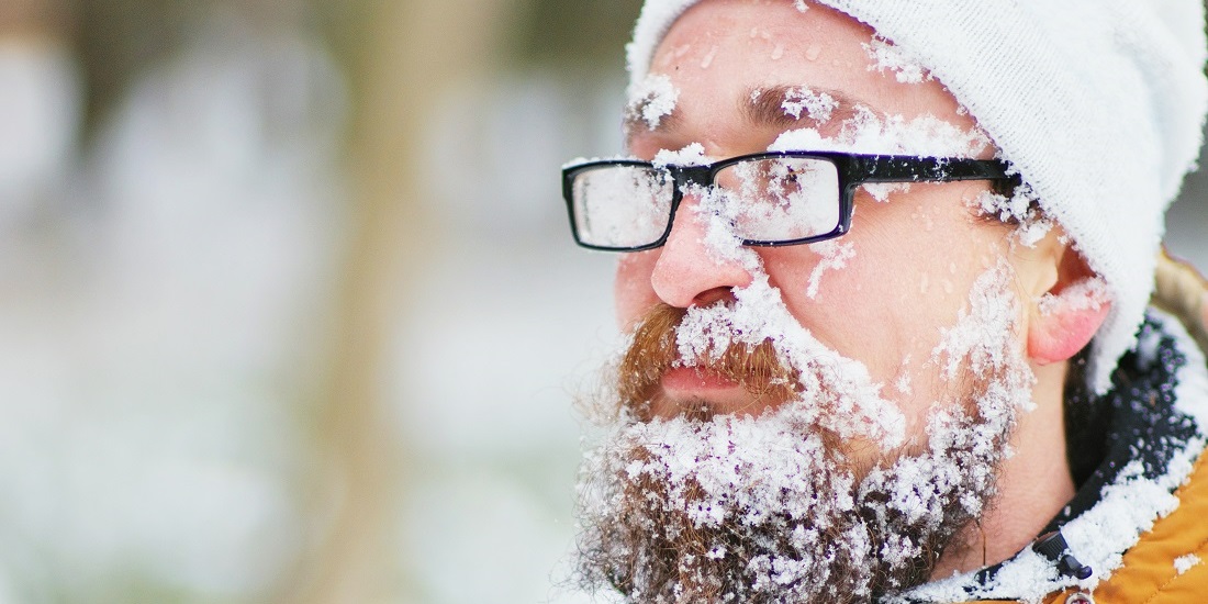 Strømprisen. Bildet viser en mann med snø i hår og skjegg.