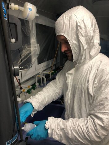 Kvikksølv. Bildet viser Stephen Kohler som undersøker vannprøver i beskyttelsesdrakt.