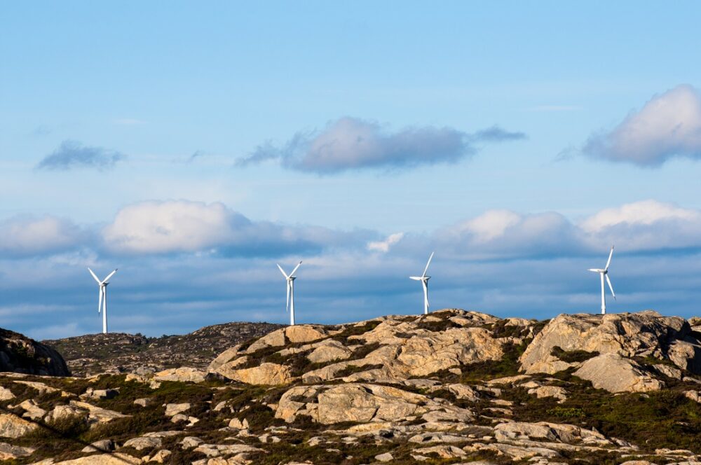 Strømpriser. Bildet viser fire norske vindturbiner.