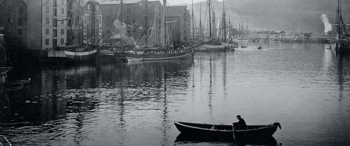 Bildet fra gamle dager viser en robåt på Kanalen i Trondheim.