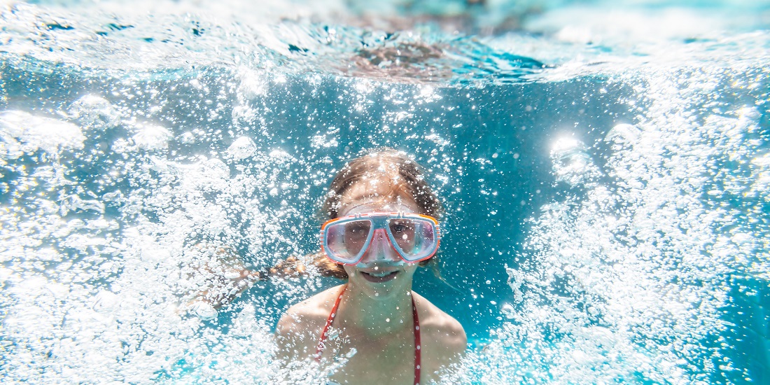 Strøm. Bildet viser ei jente i et svømmebasseng.