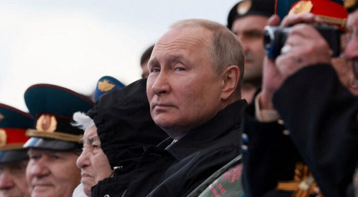 Bildet viser Vladimir Putin under seiersparaden i 2022.