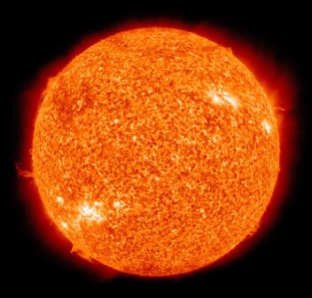 Soløyer: Sola stråler til enhver tid 10 000 ganger mer energi mot jorda enn vi klarer å bruke. 173.000 terrawatt går fra sola til jorda kontinuerlig.