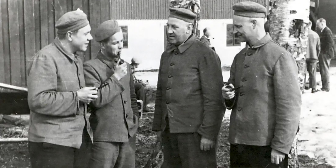 Bildet viser Fredrik von der Lippe, Per Kiønig, John Aae og Ole Espaas på Falstad nedre i 1942.
