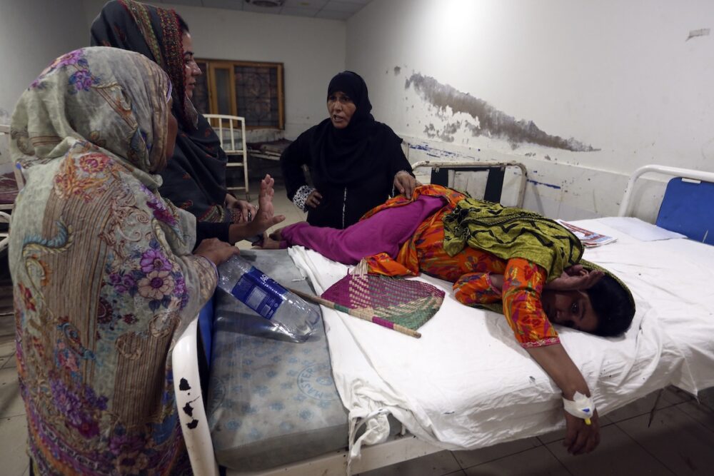 Bildet viser en gravid pakistansk kvinne på sykehuset.
