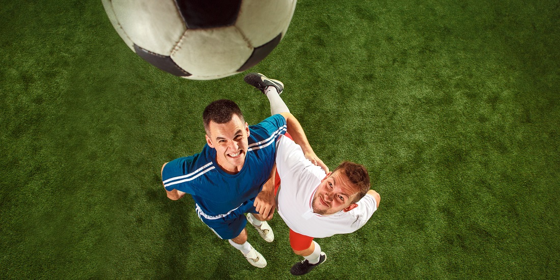 Idrettspsykologer. Bildet viser en ball og to spillere.