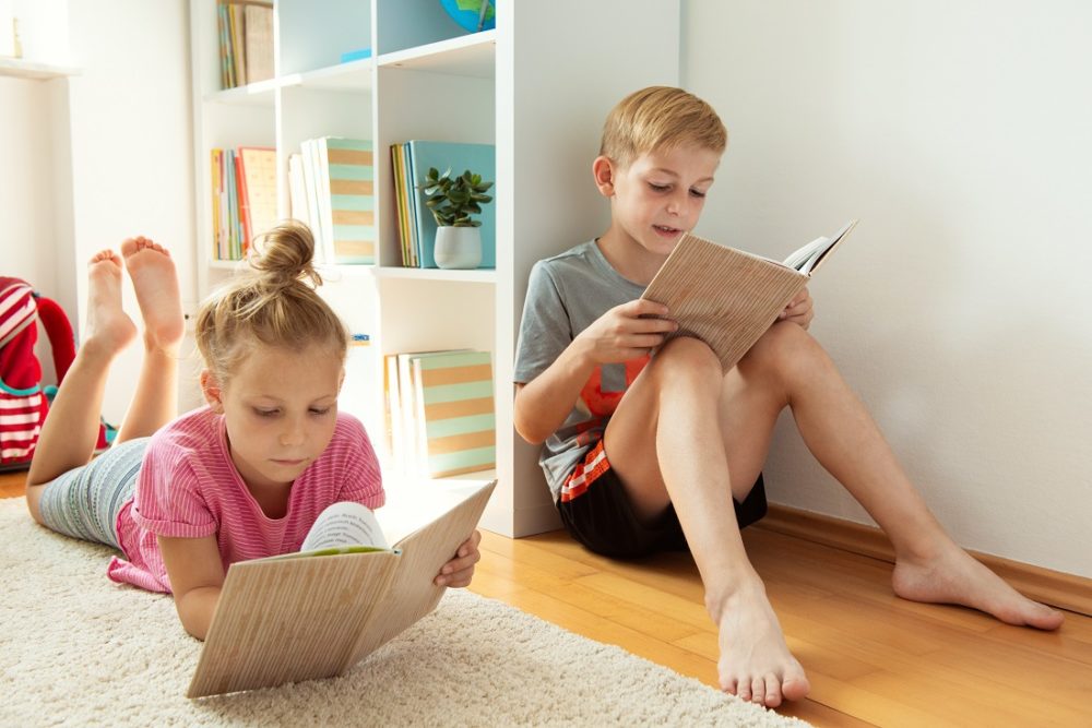 LEsing. Bildet viser barn som leser på gulvet.