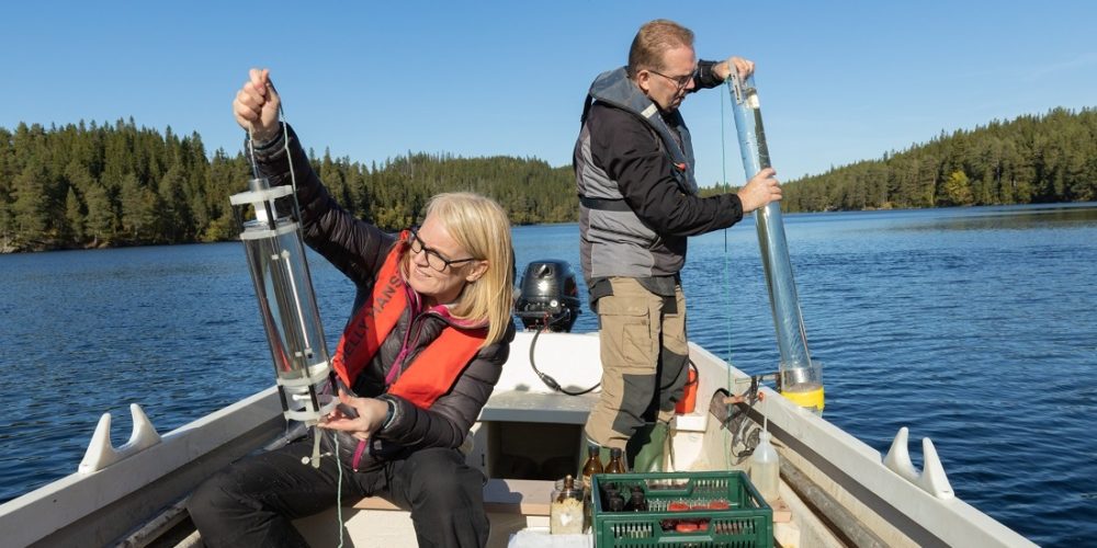 Klimaet. Bildet viser Renate Kvernberg og Karstein Hårsaker som samler inn dyreplankton mens de sitter i en båt.
