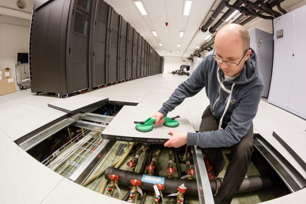 Overskuddsvarme. Bildet viser Einar Næss Jensen ved superdatamaskinen Vilje.