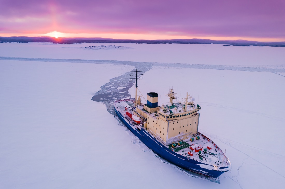 Fiberoptiske. Bildet viser et skip som bryter gjennom is i Arktis.