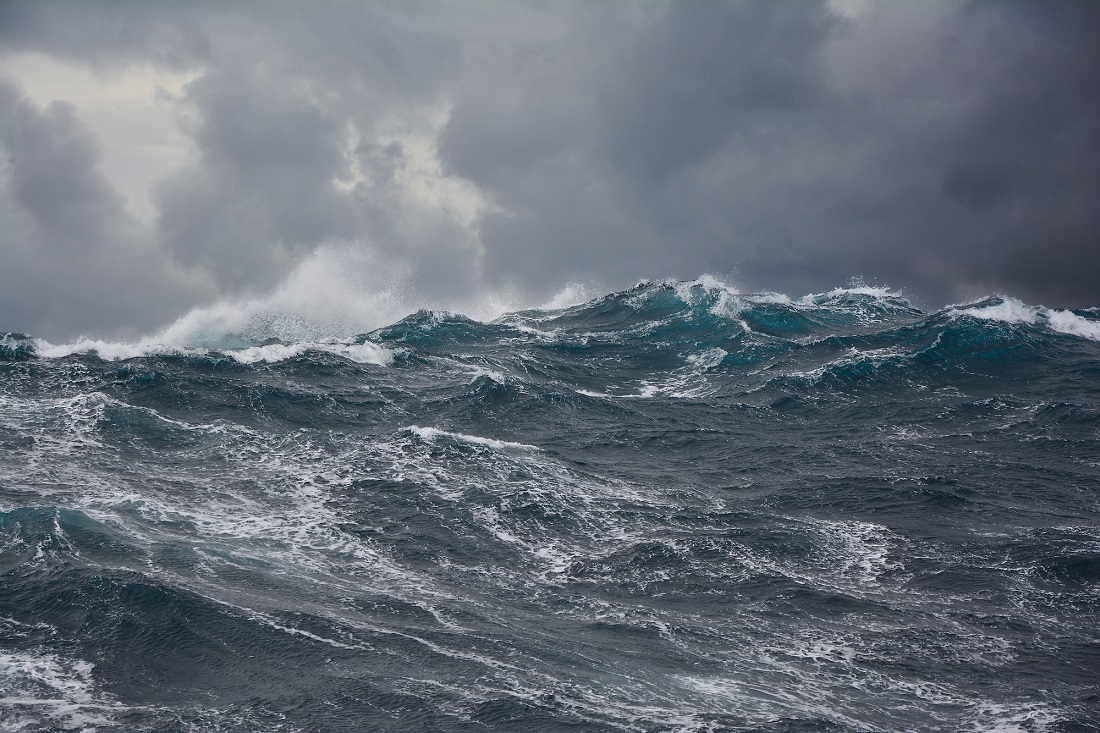 Bildet viser bølger på havet.