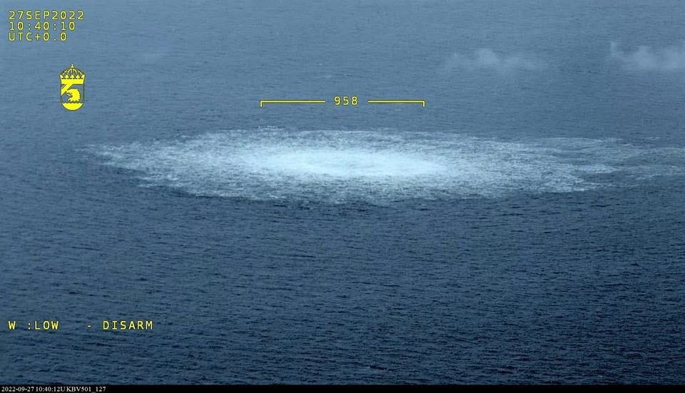 BIldet viser gassbobler på havet på grunn av en lekkasje.