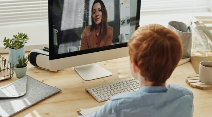 Illustrasjonsbilde som viser en gutt som snakker med en kvinne via dataskjerm. Foto: Pexels