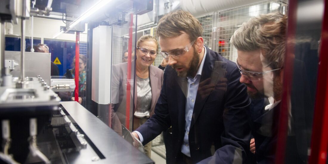 Næringsminister Jan Christian Vestre åpner batterilab sammen med konsernsjef i SINTEF; Alexandra Bech Gjørv.