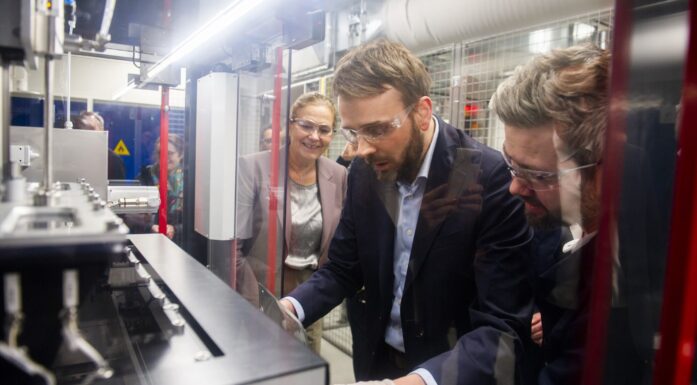 Næringsminister Jan Christian Vestre åpner batterilab sammen med konsernsjef i SINTEF; Alexandra Bech Gjørv.