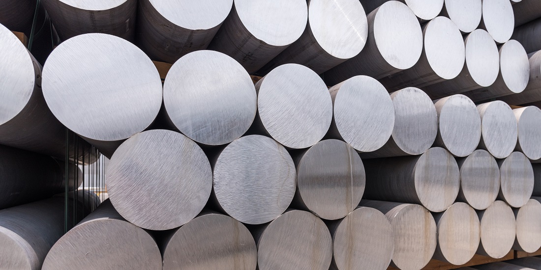 Aluminium. Bildet viser en stabel med avlange aluminiumsstaver.