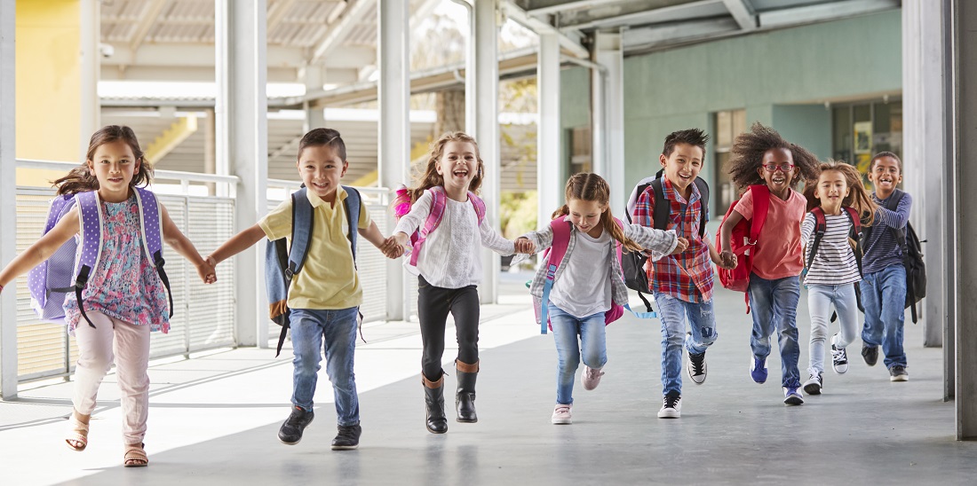 Trivsel. Bildet viser glade barn på skolen.