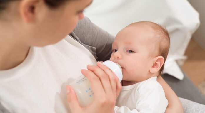 Morsmelkerstatninger. BIldet viser en mor som gir melk til en baby.