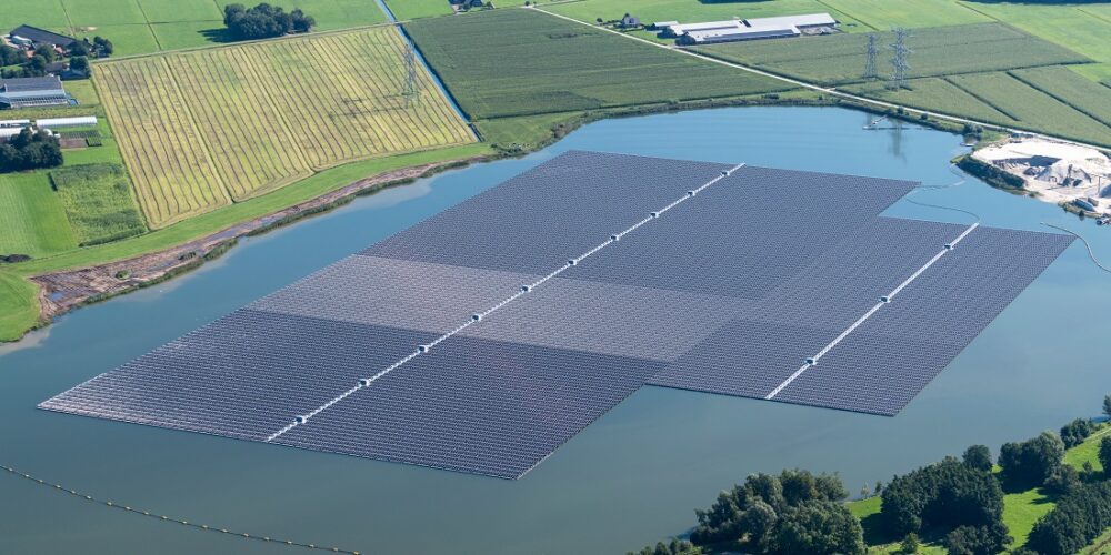 Energikrisen. Bildet viser den flytende solcelleparken i Zwolle i Nederland.