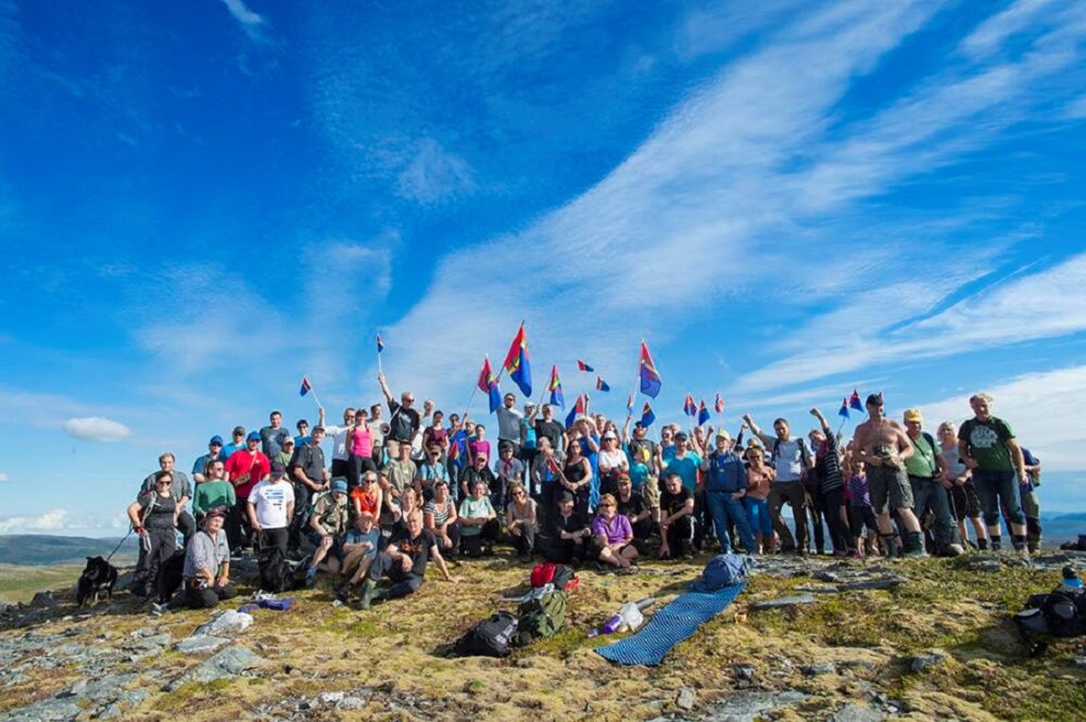 Sørsamisk. BIldet viser folk som gikk Storheiamarsjen i 2016. Flere samiske flagg vaier.