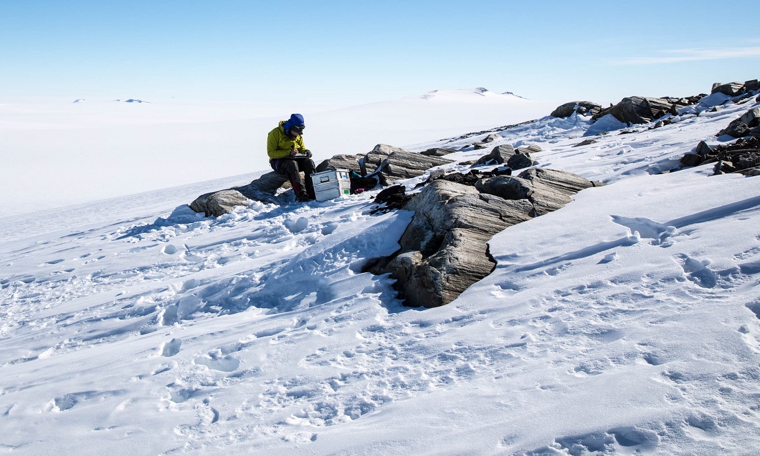 Antarktis. Bildet viser professor Ola Fredin i Antarktis.