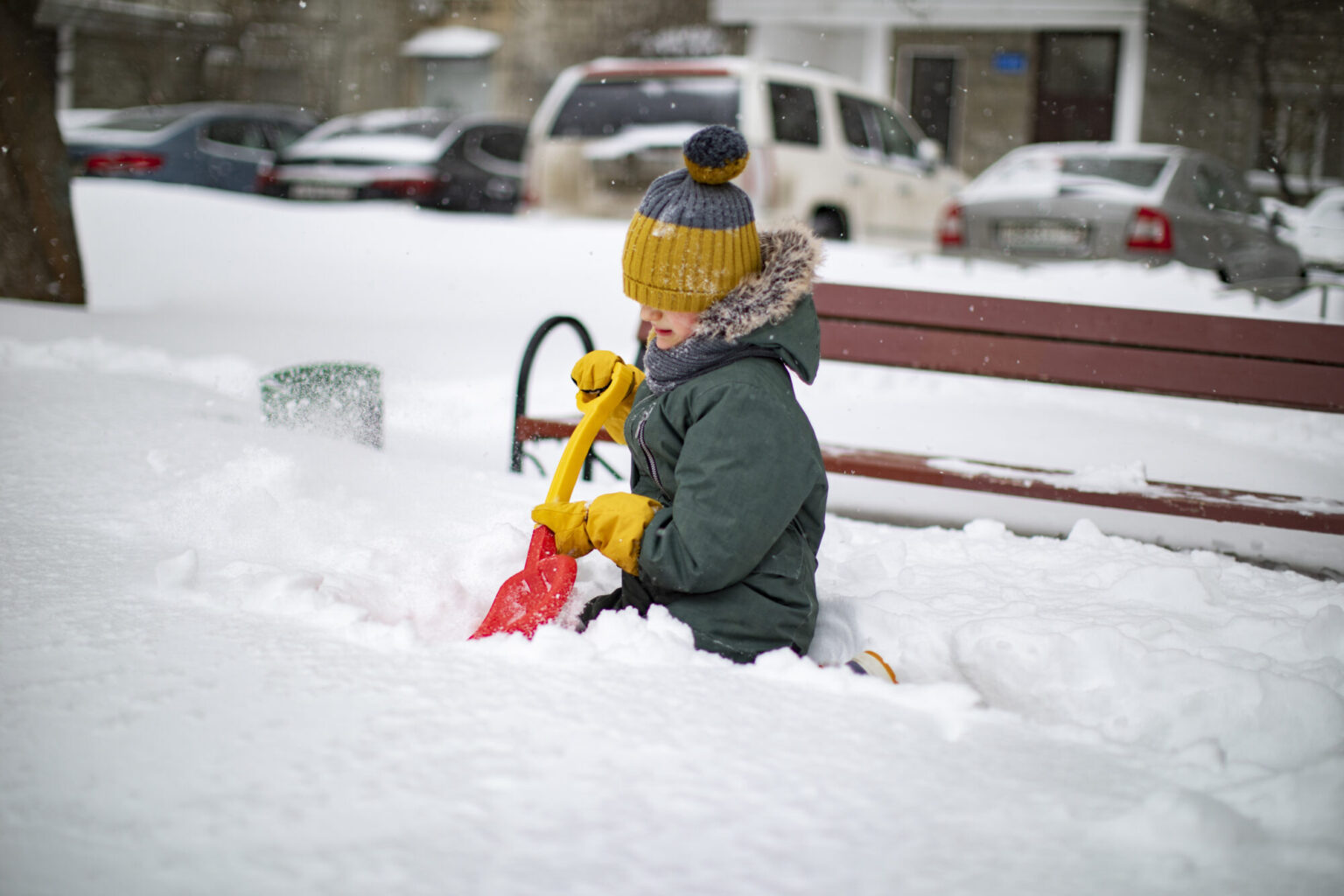 Barn leker i snøen i byen.