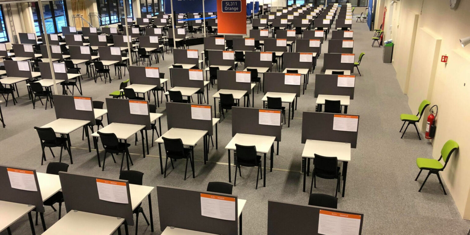 Bilde av et tomt eksamenslokale.