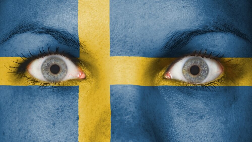 Navn. Bildet viser et kvinneansikt med det svenske flagget lagt over.