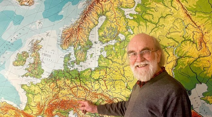 Europa. Bildet viser professor emeritus Michael Jones foran et gammelt Europa-kart.