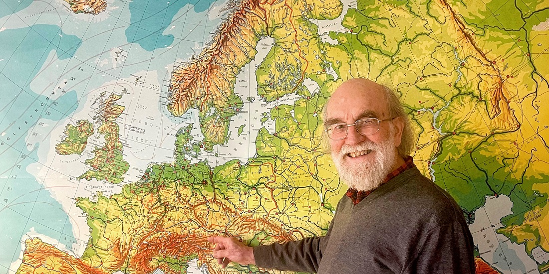 Europa. Bildet viser professor emeritus Michael Jones foran et gammelt Europa-kart.