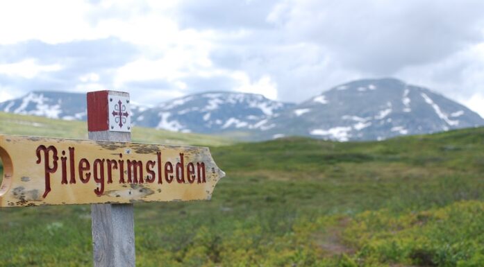 Pilegrimer. Bildet viser et skilt med ordet pilegrimsleden i fjellheimen.
