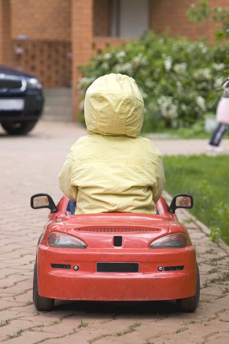 Faststoffbatterier. Bildet viser et barn i en bitteliten elektrisk bil.