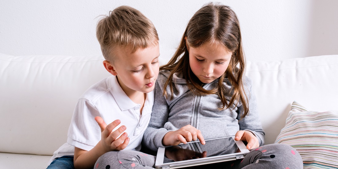 Leseferdigheter. Bildet viser to barn som leser.