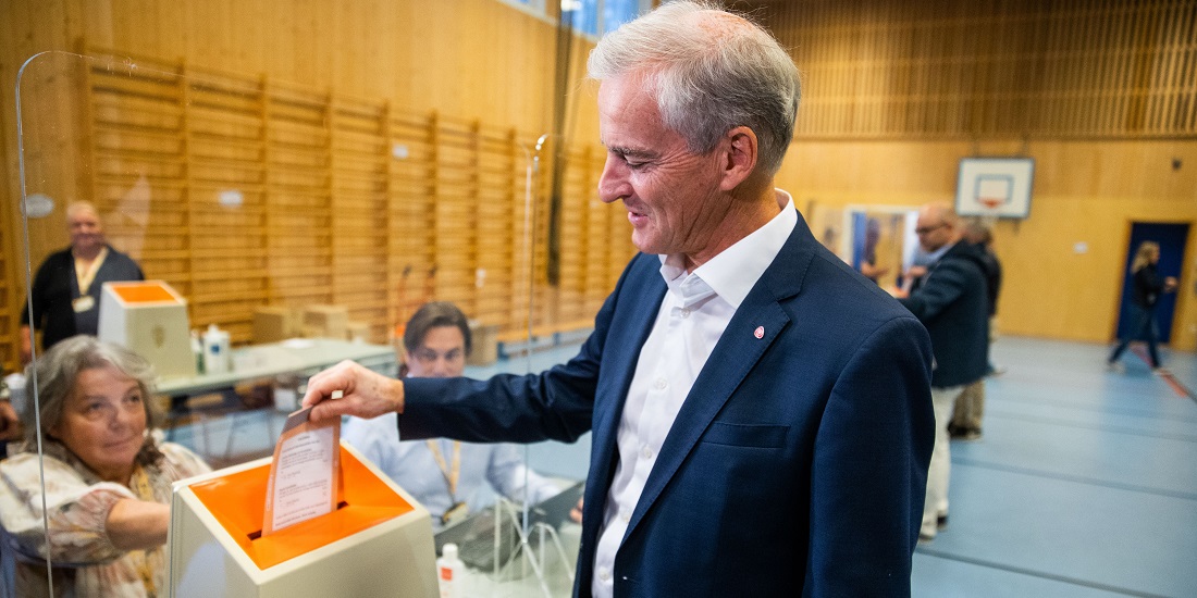 Forhåndsstemmer. Bildet viser Jonas Gahr Støre som legger en stemmeseddel i urnen.