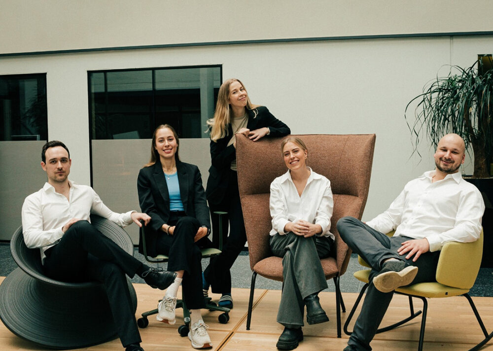 Foto av fem personer på et kontor. 