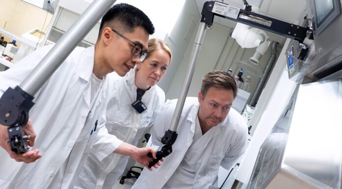 Teranostikk. Bildet viser Tengzhi Liu, Kathrine Røe Redalen og Morten Karlsen i laboratoriet.