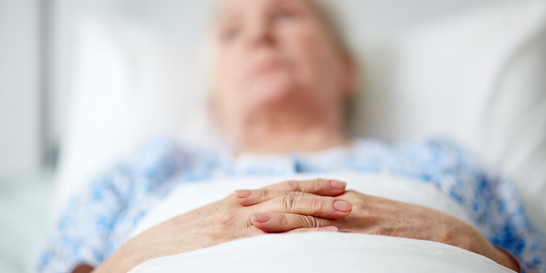 Sepsis. Bildet viser en eldre kvinne i sykehussengen.