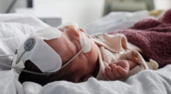 nyfødt baby med utstyr for pustehjelp
