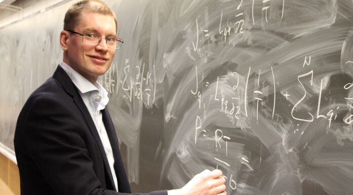ERC. Bildet viser professor Øivind Wilhelmsen ved en tavle.