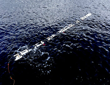Foto av en lang, smal robot som ligget i sjøen.  