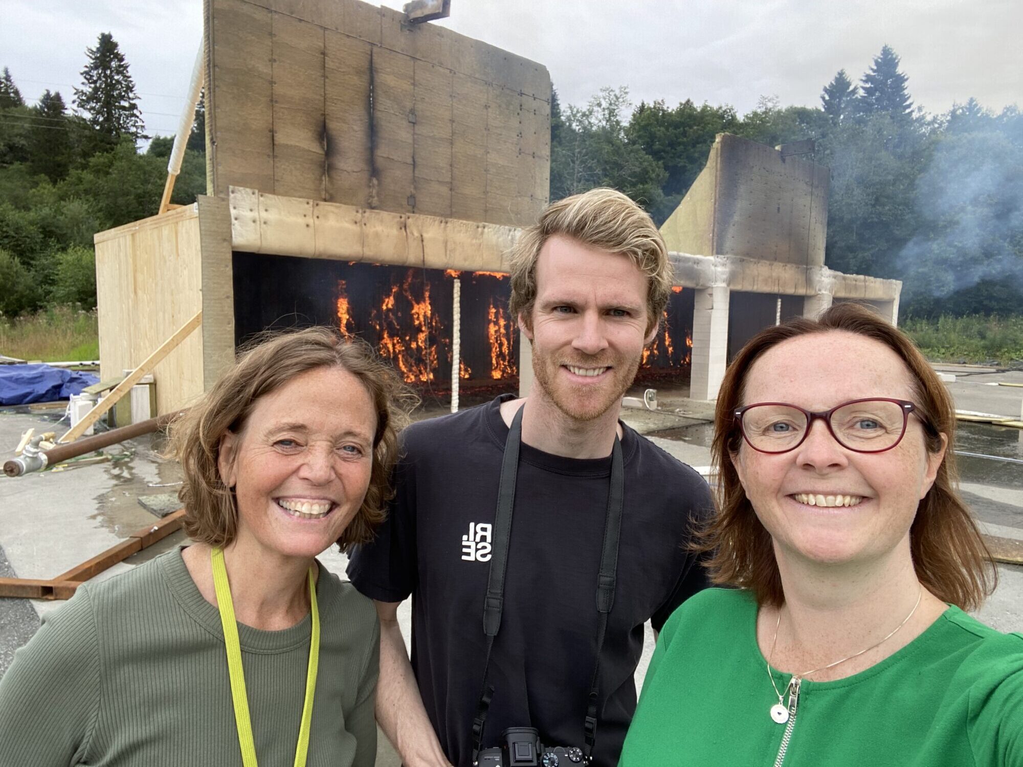 Incendio di legno duro: la foto mostra Andreas Satter-Boe con due dei suoi supervisori della tesi di dottorato, la professoressa Anne Steen Hansen della NTNU (a destra) e Kacinka Leikinger-Fricken, ricercatrice senior presso SINTEF e professoressa associata presso NTNU. 