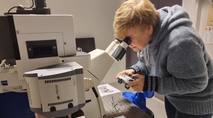 Bakterier. Bildet viser professor Erika Eiser i laboratoriet.