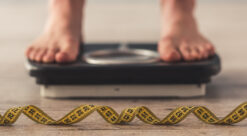 Overvekt: Bildet viser en person på en vekt