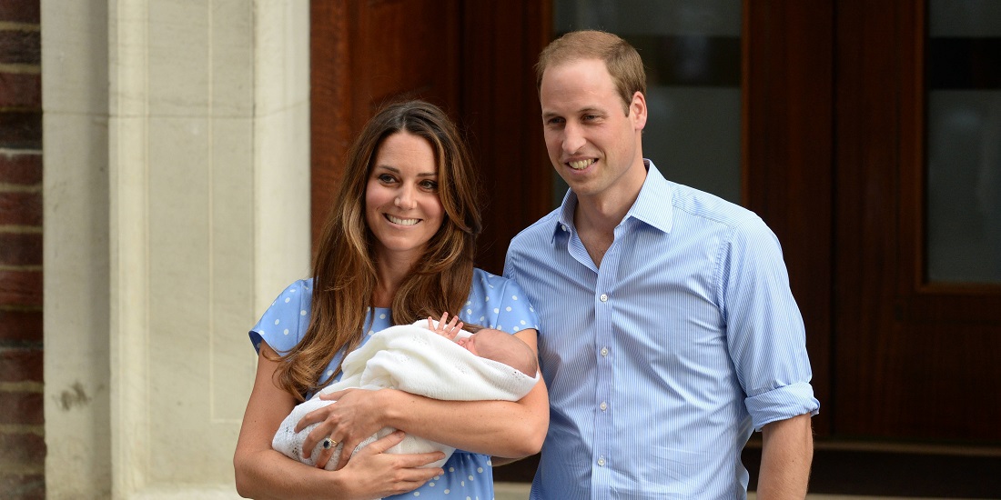 Armkrok. Bildet viser Kate og William. Kate holder en baby.